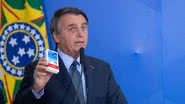 O presidente Jair Bolsonaro segurando uma caixa de cloroquina - Getty Images