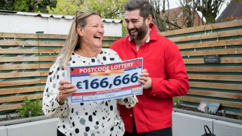 A britânica Lesley foi a grande vencedora do prêmio - Divulgação / Postcode Lottery