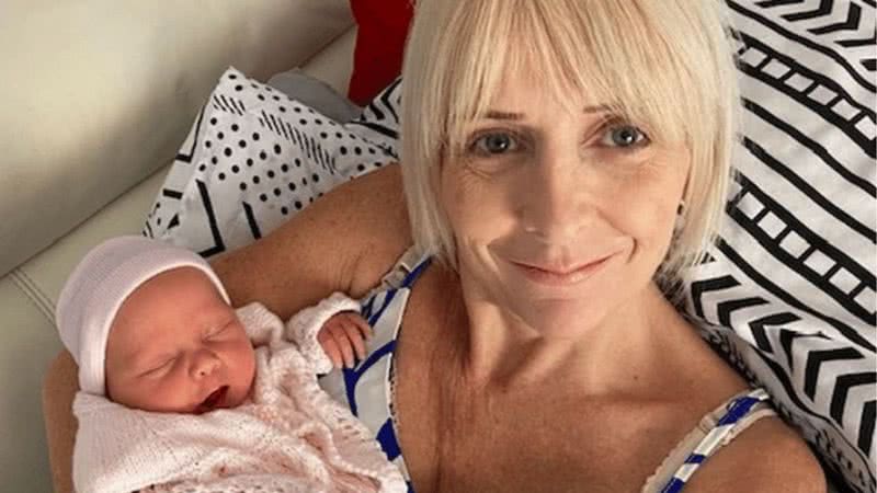 A escocesa Helen Dalglish com sua filha Daisy Grace - Divulgação / Dunya IVF Clinic