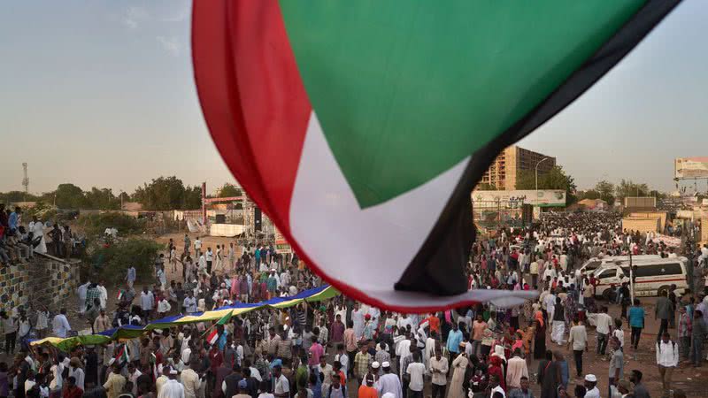 Bandeira do Sudão em meio a protesto na capital do país - Getty Images