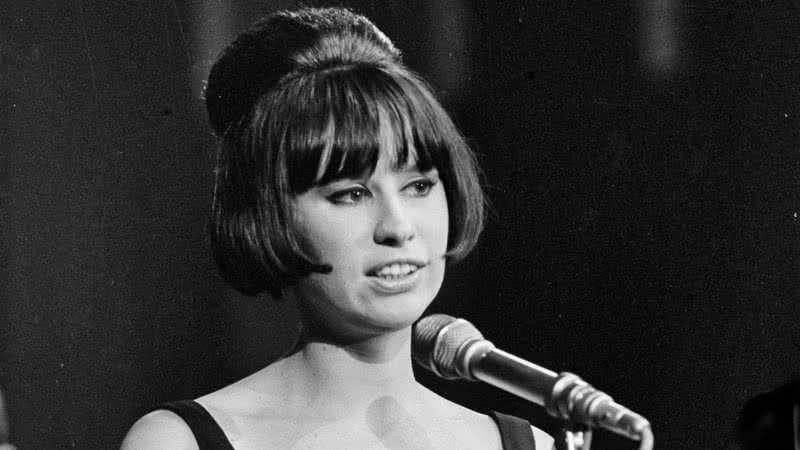 A cantora Astrud Gilberto no ano de 1966 - Wikimedia Commons / Kroon, Ron / Anefo