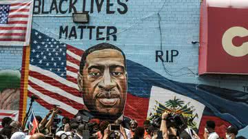 Manifestantes fotografam mural em homenagem a Floyd - Getty Images