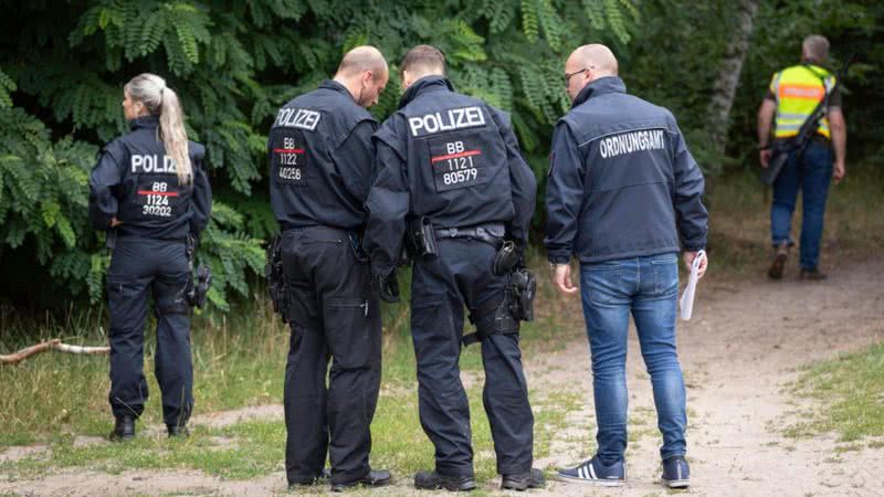 Equipe de polícia durante as buscas pela possível leoa - Getty Images