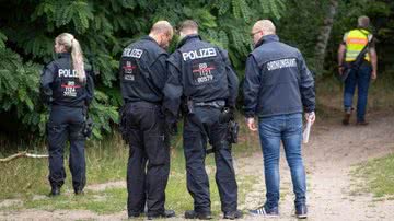 Equipe de polícia durante as buscas pela possível leoa - Getty Images