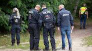 Equipe de polícia durante as buscas pela possível leoa - Getty Images