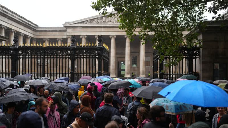 Pessoas do lado de fora do Museu Britânico na manhã desta terça-feira - Getty Images