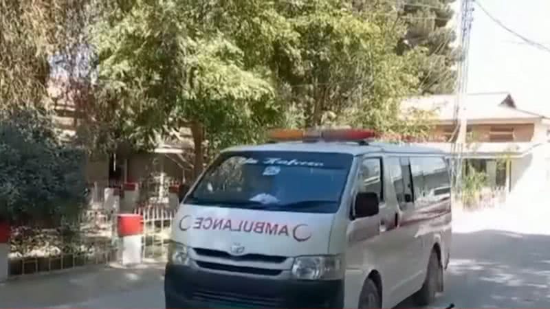 Ambulância no local onde ocorreu o atentado nesta sexta-feira - Divulgação/vídeo/Youtube/BBC