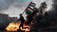 Homem segura bandeira da palestina durante protesto em Jerusalém - Getty Images