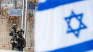 Bandeira de Israel e soldados israelenses ao fundo - Getty Images