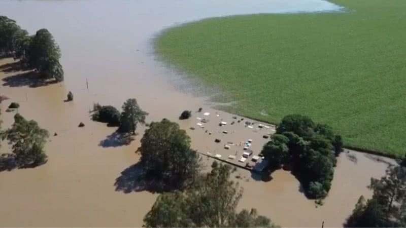 Cemitério alagado no distrito de Uvaia - Divulgação/vídeo/G1