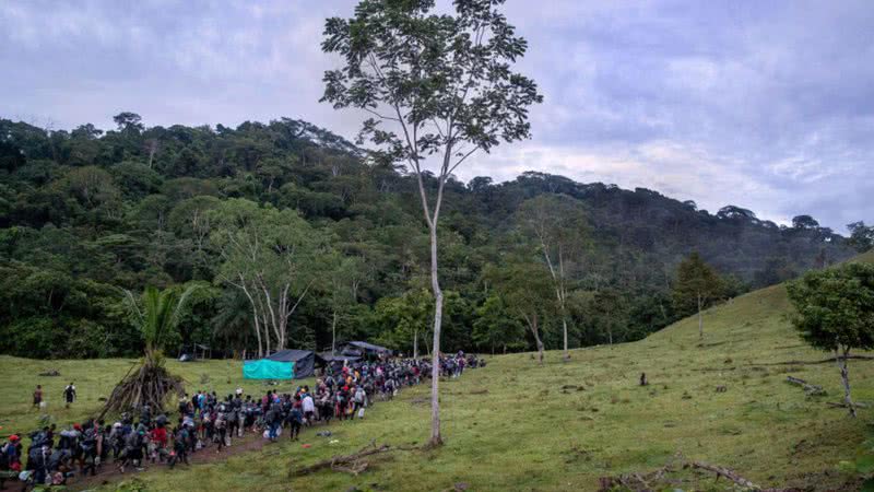 Migrantes cruzam a região da selva de Darien Gap - Getty Images