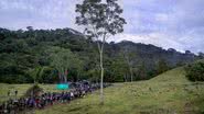 Migrantes cruzam a região da selva de Darien Gap - Getty Images