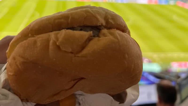 Lanche vendido em estádio durante Copa do Catar - Divulgação / Twitter