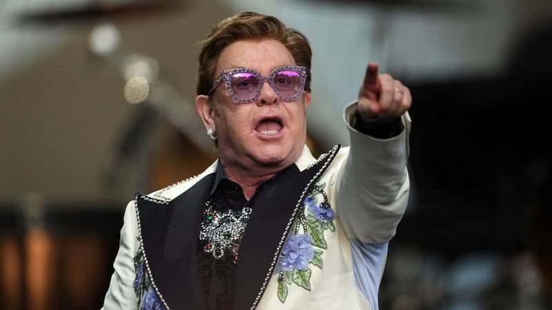 Elton John durante evento de moda - Getty Images