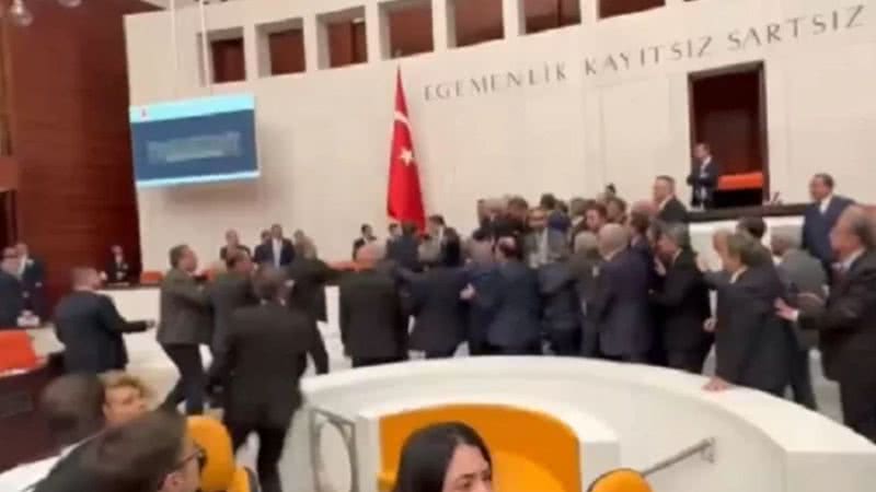 Briga generalizada em parlamento na Turquia - Reprodução / Twitter