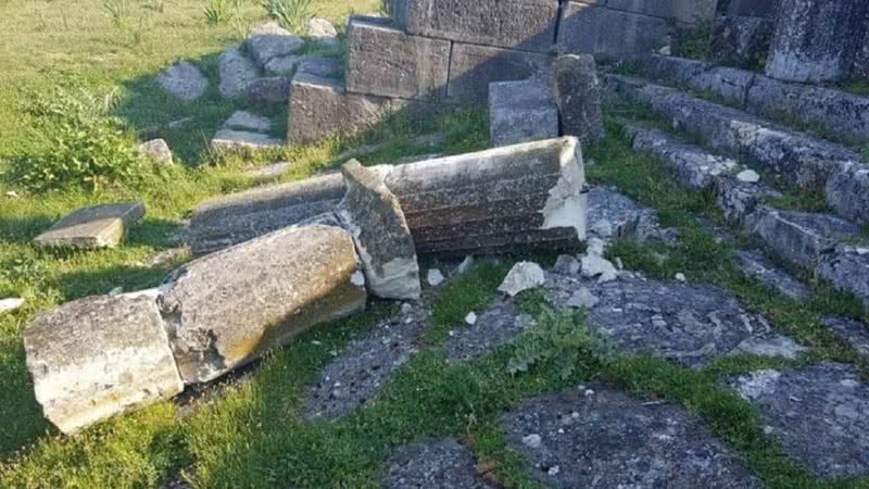 Coluna de mármore destruída na fonte monumental da antiga cidade de Apollonia - Himara