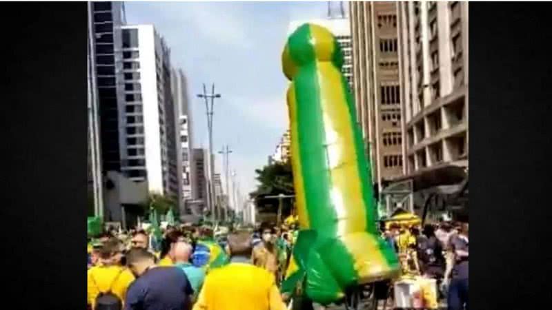 Objeto inflável durante manifestação - Divulgaçao / Twitter / @pontejornalismo