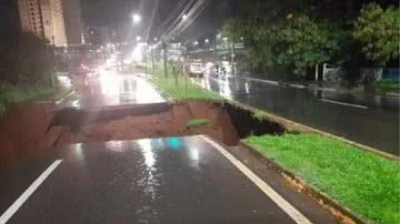 Cratera se abriu em rua de Araraquara - Divulgação / Redes Sociais