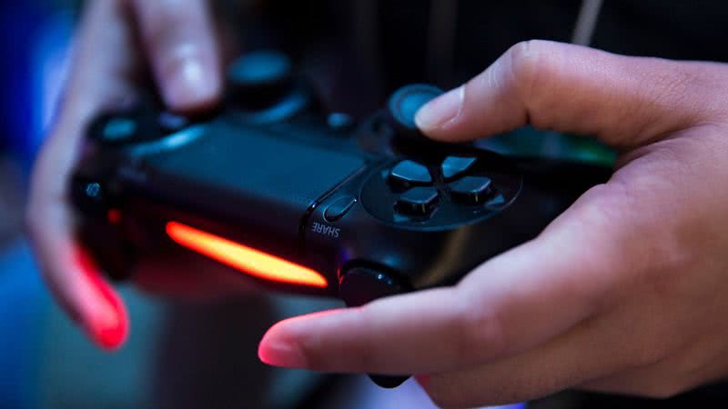 Jovem jogando videogame - Getty Images