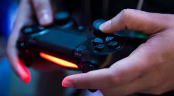 Jovem jogando videogame - Getty Images