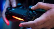 Jovem jogando videogame - Getty Images