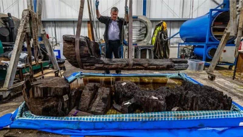 Chefe de conservação do York Archaeological Trust com o caixão encontrado - Divulgação / York Archaeological Trust