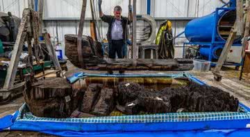 Chefe de conservação do York Archaeological Trust com o caixão encontrado - Divulgação / York Archaeological Trust