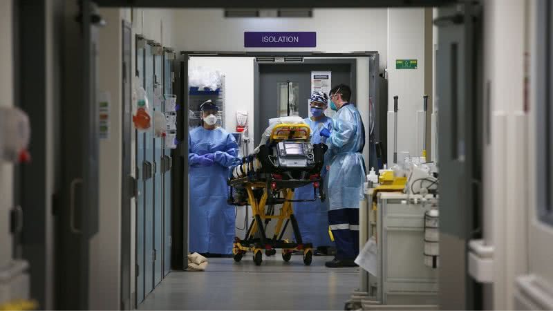 Equipe médica acompanha paciente de Covid-19 - Getty Images