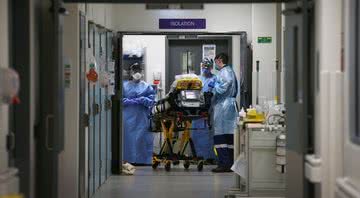 Equipe médica acompanha paciente de Covid-19 - Getty Images