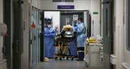 Equipe médica acompanha paciente de Covid-19 - Getty Images