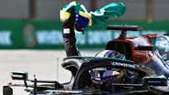 Lewis Hamilton erguendo bandeira do Brasil após vitória no GP de Interlagos - Getty Images