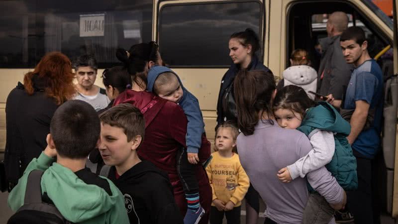 Carro de evacuação saindo de Mariupol - Getty Images