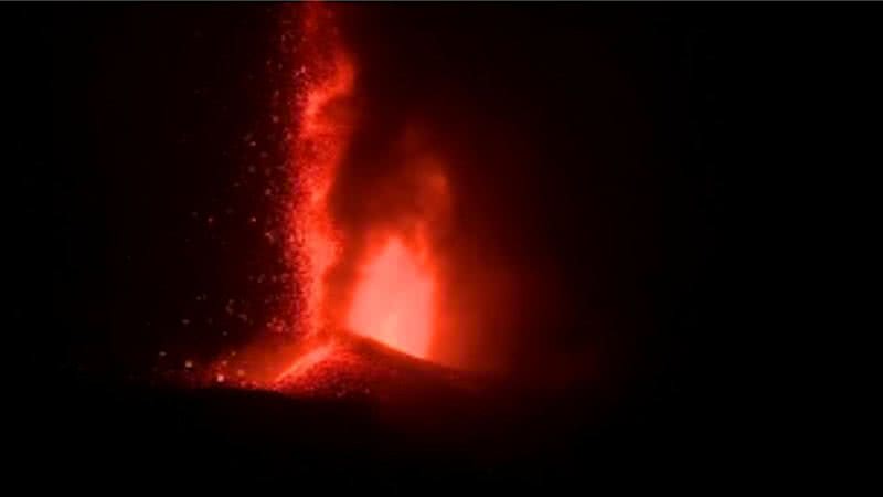 Imagem da erupção do vulcão - Divulgação / vídeo / Reuters