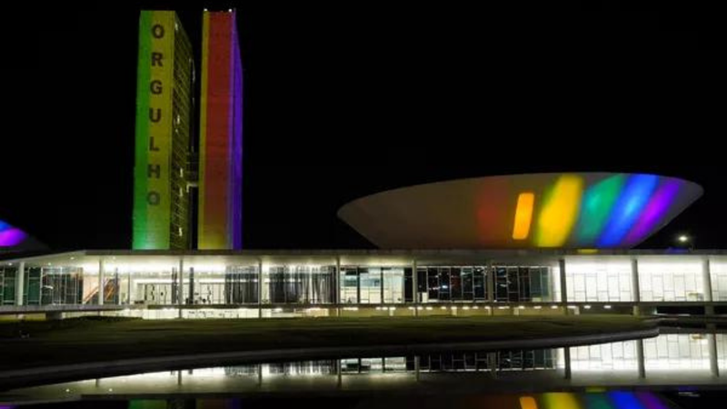 Na imagem, o Congresso iluminado com as cores do arco-íris - Divulgação/Pablo Valadares/Câmara dos Deputados