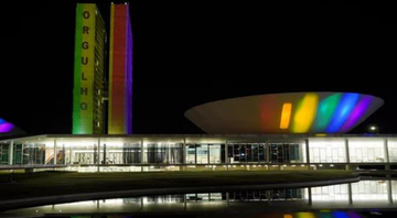 Na imagem, o Congresso iluminado com as cores do arco-íris - Divulgação/Pablo Valadares/Câmara dos Deputados