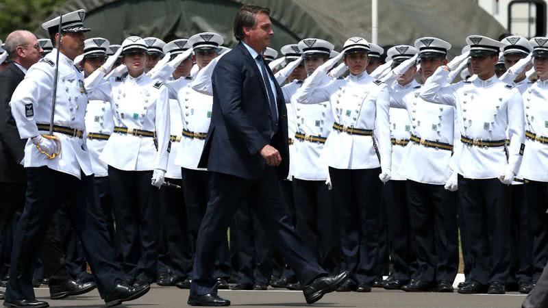 Bolsonaro e militares durante evento em Brasília - Getty Images