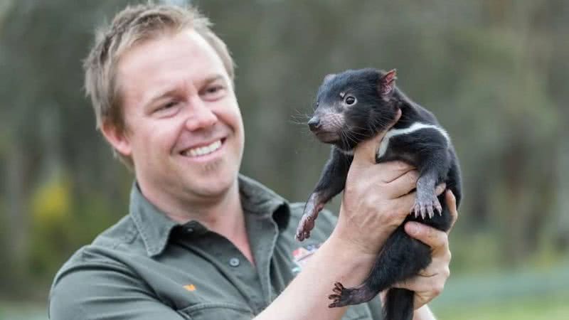 Pesquisador devolve diabo para a natureza - Divulgação / Santuário Aussie Ark