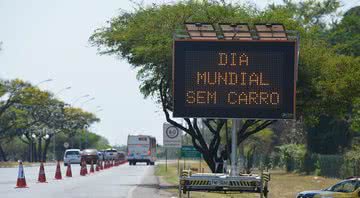 Letreiro onde lê-se "Dia Mundial Sem Carro", comemorado em 22 de setembro - Marcello Casal Jr./ABr via Wikimedia Commons