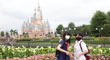 Visitantes com máscaras faciais no Walt Disney World - Getty Images