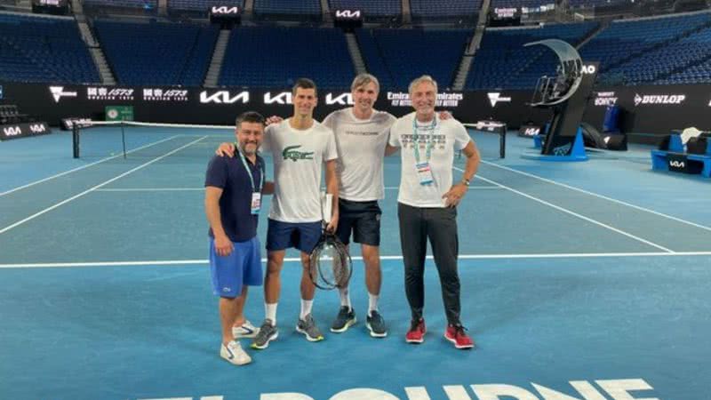 O tenista Novak Djokovic treinando no complexo Melbourne Park - Divulgação/Twitter/@DjokerNole