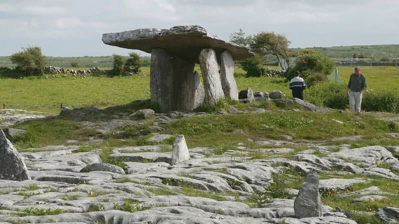 Sítio arqueológico de Poulnabrone, onde foram encontrados os ossos - Wikimedia Commons