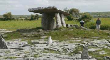 Sítio arqueológico de Poulnabrone, onde foram encontrados os ossos - Wikimedia Commons