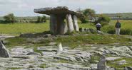 Sítio arqueológico de Poulnabrone, onde foram encontrados os ossos - Wikimedia Commons