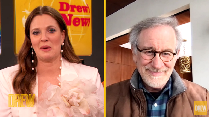 A atriz Drew Barrymore conversando com o diretor Steven Spielberg - Divulgação/ YouTube/ The Drew Barrymore Show