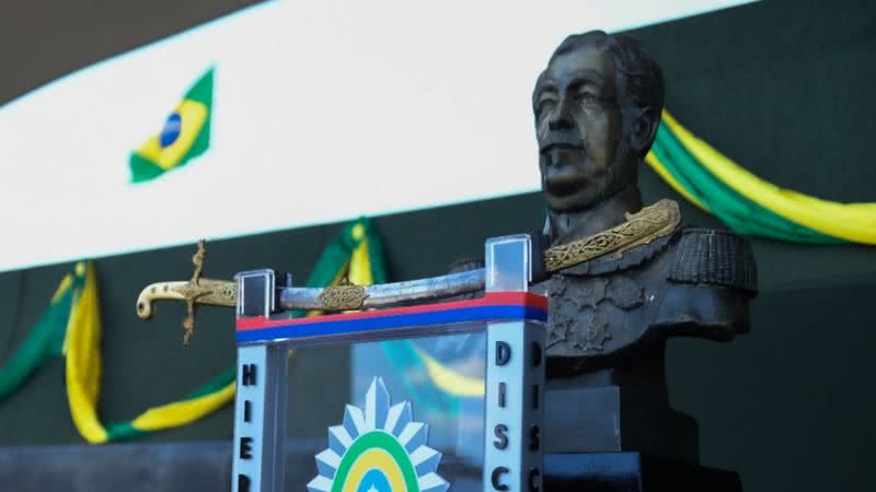 Busto de Duque de Caxias ao lado de seu sabre - Divulgação/ Exército Brasileiro/ ST Edmilson, 1º Sgt Sionir