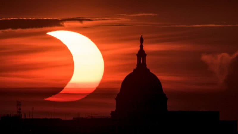 Eclipse visto sob o Capitol Building em Arlington, EUA - Getty Images