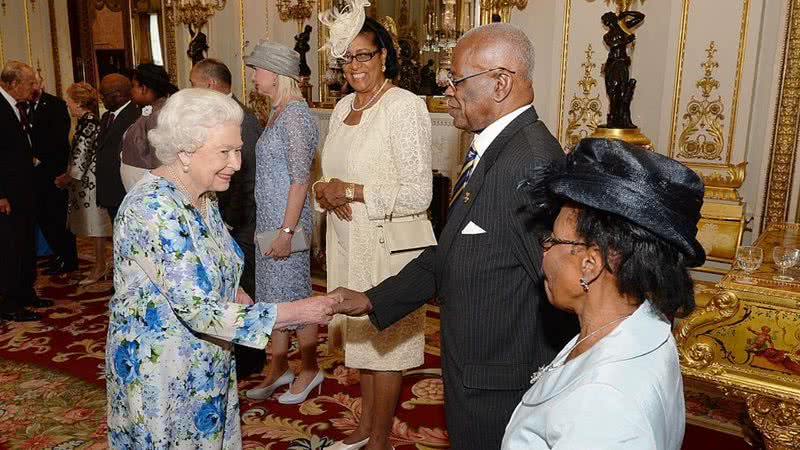 Rainha Elizabeth II e Sir Elliott Belgrave de Barbados em 2016 - Getty Images