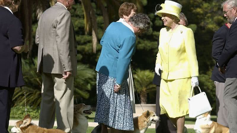 A rainha Elizabeth II com cães da raça corgi em evento de 2002 - Getty Images