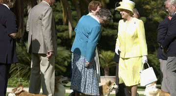 A rainha Elizabeth II com cães da raça corgi em evento de 2002 - Getty Images