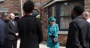 A rainha Elizabeth II durante visita ao set de filmagem de Coronation Street - Getty Images